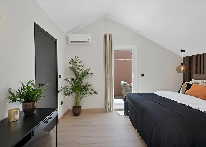 Apartmán New Elviria Penthouse W Stunning Sea Views!