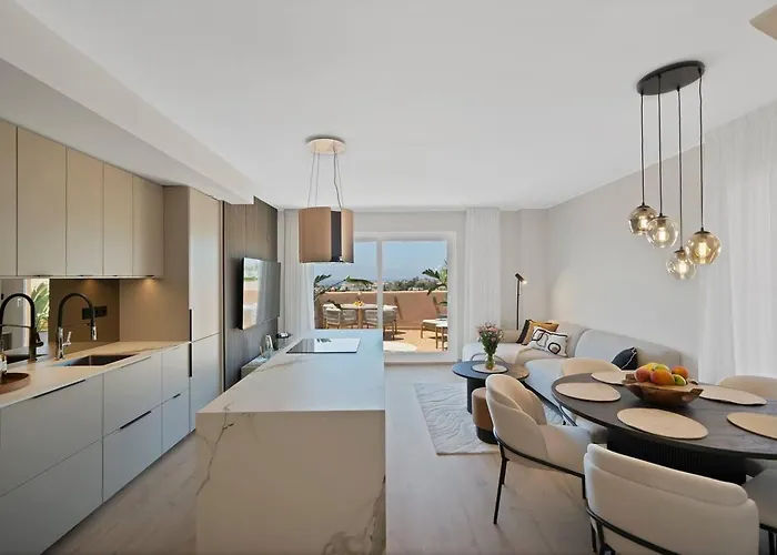 Apartmán New Elviria Penthouse W Stunning Sea Views!